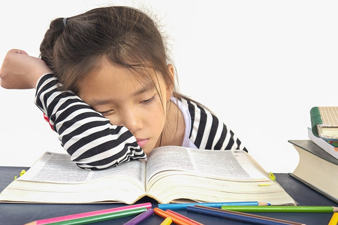 Bé gái mệt mỏi