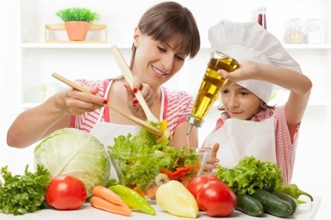 Trẻ nấu ăn cùng mẹ