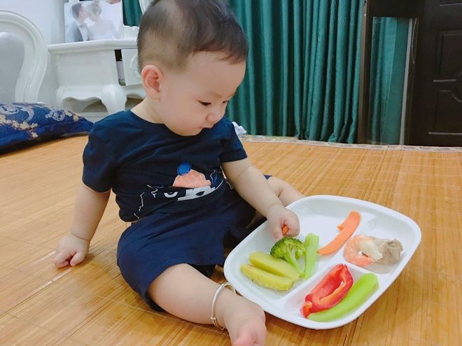 Trẻ vui khi ăn uống