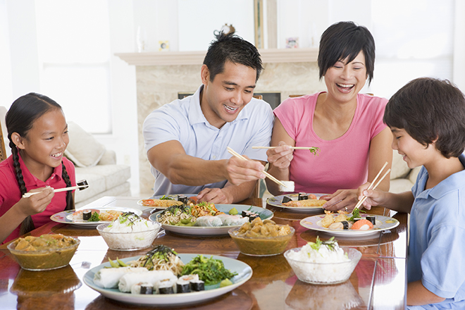 Trẻ ăn cùng gia đình như mọi thành viên