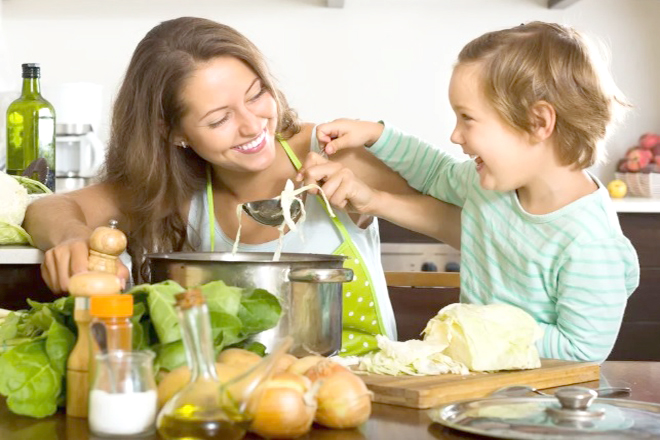 Bé và mẹ nấu ăn