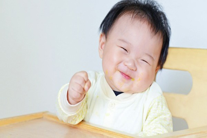 Trẻ vui vẻ khi ăn