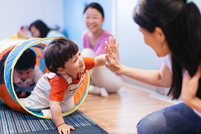 Khuyến khích trẻ vận động