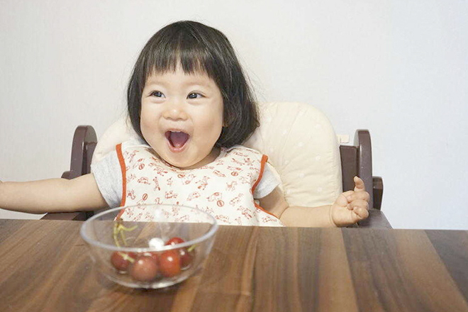 Bé ngồi ăn cùng gia đình