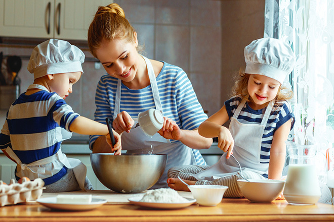 Mẹ và trẻ cùng làm bếp