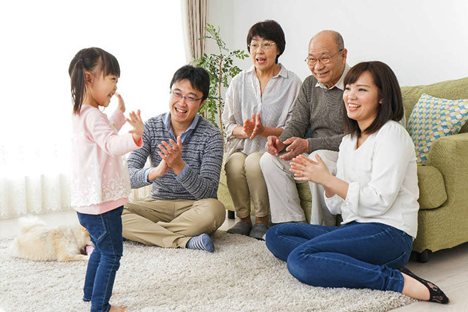Yêu cầu trẻ múa hát