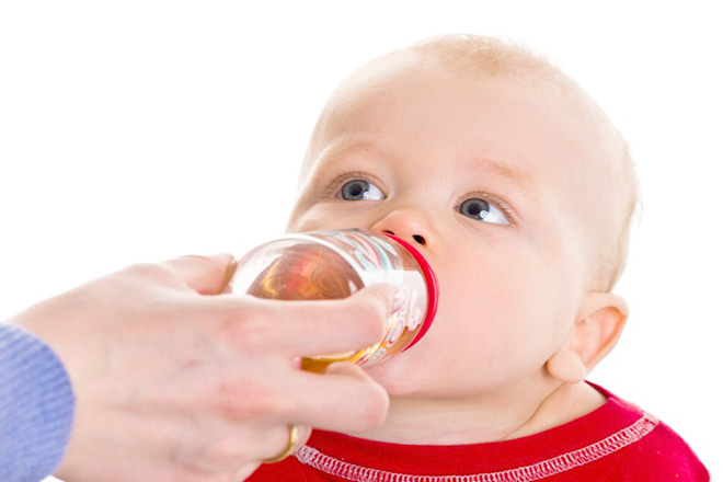 Cho trẻ sơ sinh trên 6 tháng uống nước ép trái cây pha loãng