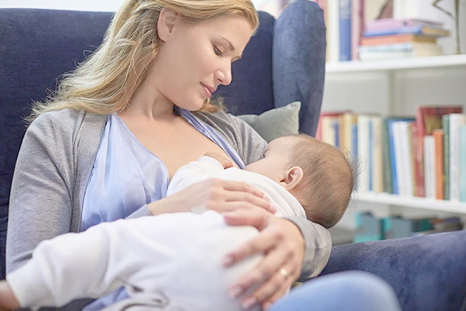 Cho trẻ bú mẹ hoàn toàn 6 tháng đầu đời