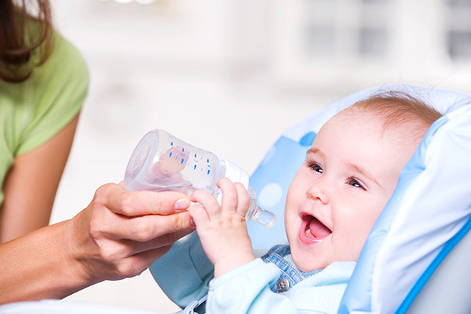 Mẹ có nên cho trẻ sơ sinh uống nước