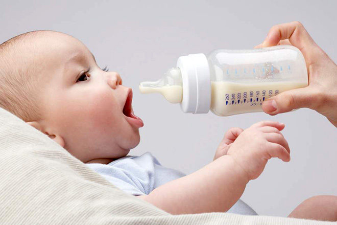Cho bé bú hoàn toàn dưới 6 tháng tuổi