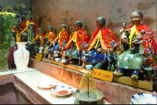 12 bà mụ