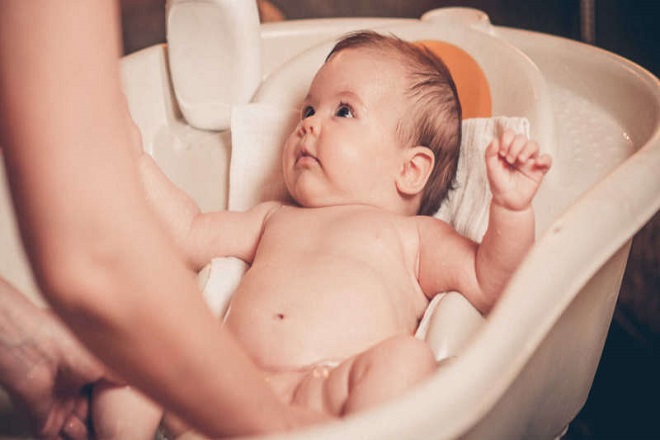 đặt bé vào chậu tắm