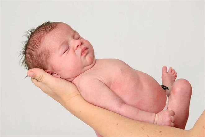 chăm sóc rốn cho bé sơ sinh