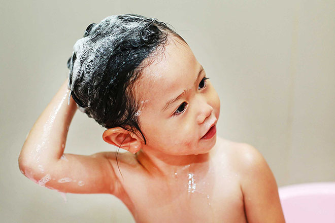 Trẻ tự tắm gội
