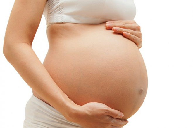 Bà bầu nâng đỡ bụng khi ho