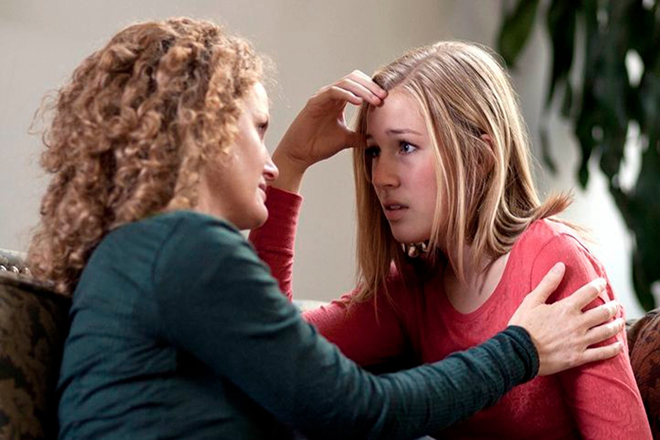 Mẹ trò chuyện với con gái
