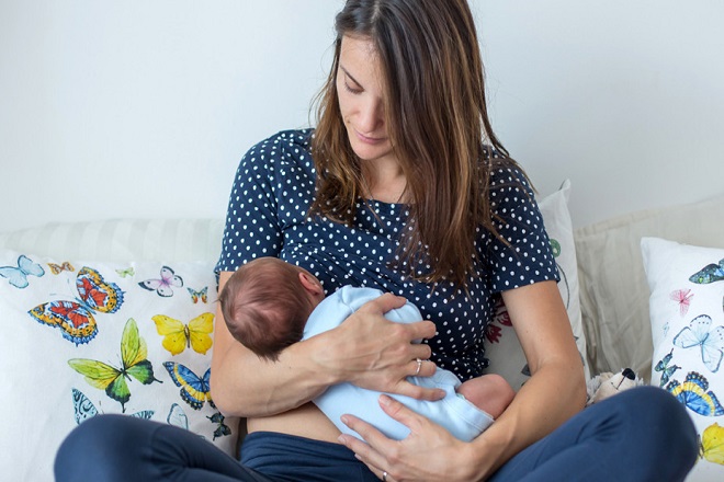 Bé bú sữa mẹ