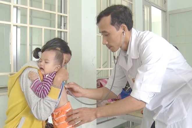 Bác sỹ khám cho trẻ