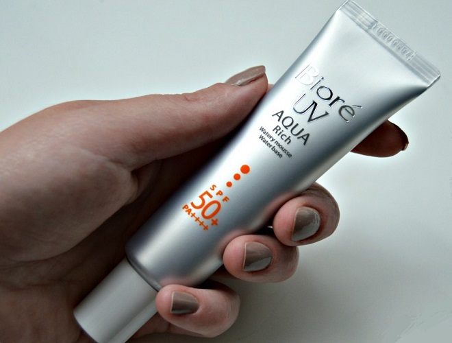 Kem chống nắng Biore UV Aqua Rich Watery Mousse