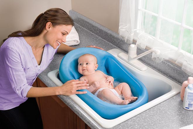 Mẹ tắm cho bé bên cửa sổ