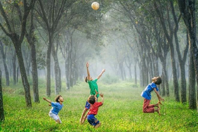 Trẻ mầm non yêu thích khám phá