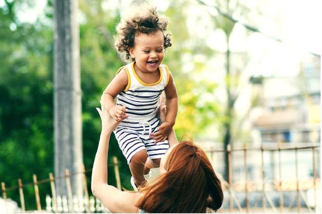 Trẻ mầm non hào hứng khi được giao tiếp