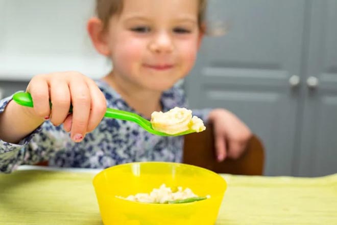 Con ăn tốt khi mẹ cho con ăn đúng cách