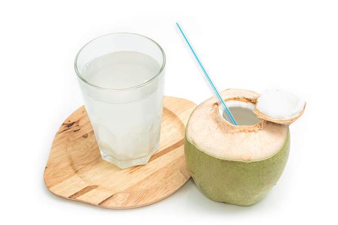 Bà bầu nên uống 1 ly nước dừa trước bữa ăn