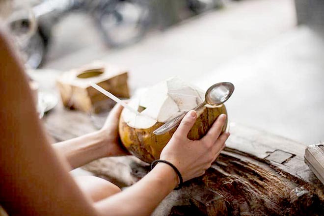 Uống nước dừa vào buổi sáng là tốt nhất