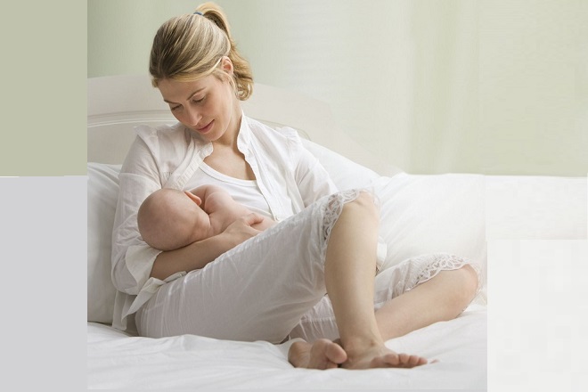 bé bú sữa mẹ