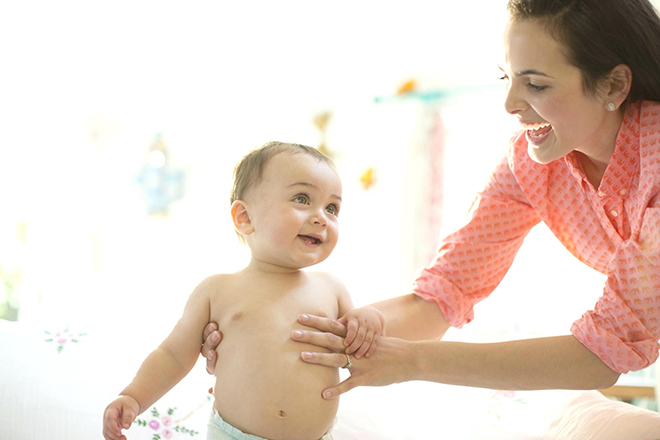 Bé vịn mẹ đứng lên