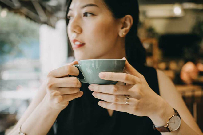 Phụ nữ uống cà phê