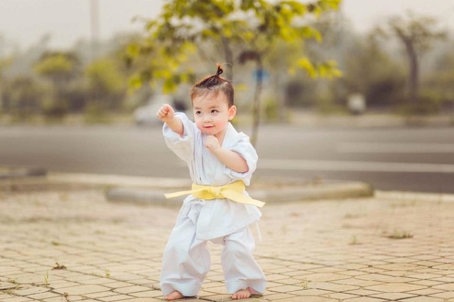 bé học võ