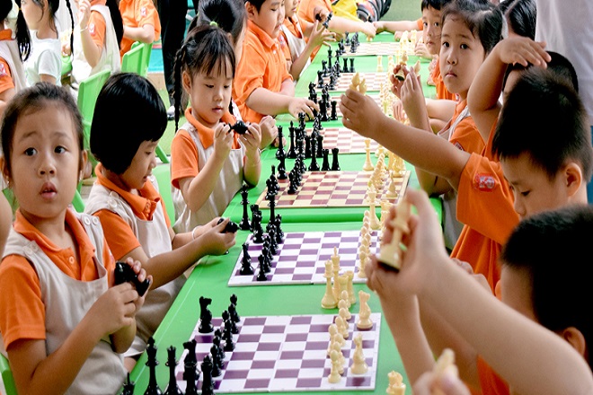 bé học cờ vua