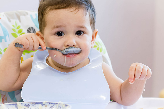 Bé tự cầm thìa ăn