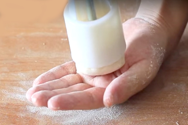 Tạo hình bánh trung thu dẻo bằng khuôn ấn lò xo