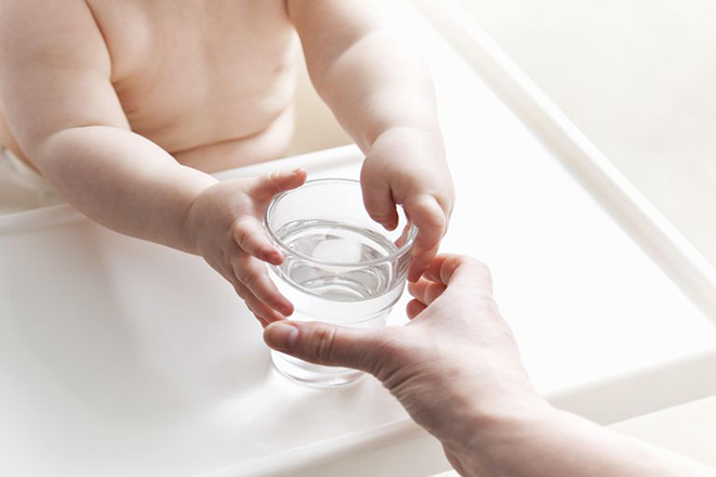 Cho trẻ uống nhiều nước