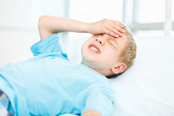 Trẻ bị nhức đầu say nắng
