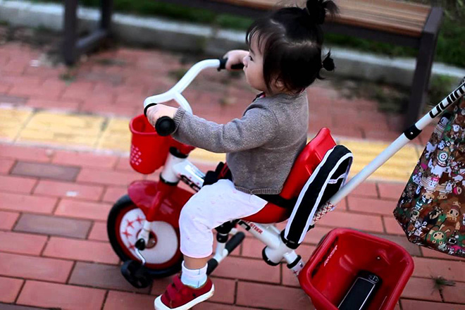 Trẻ đi xe
