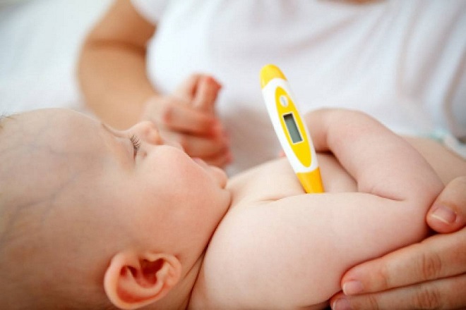 bé sơ sinh bị sốt