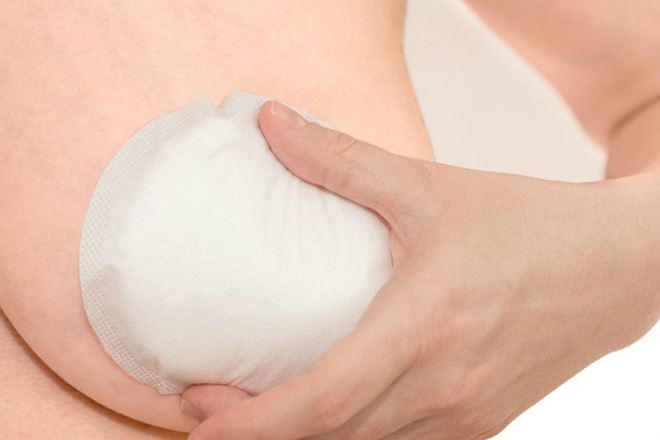 Dùng miếng lót thấm sữa
