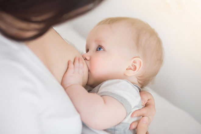 Em bé điều khiển nguồn sữa