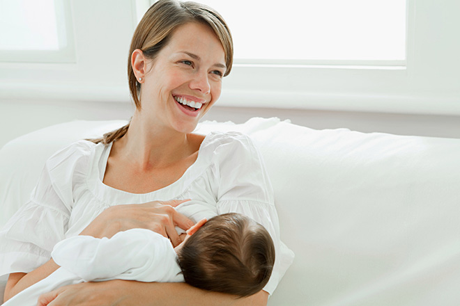 Mẹ hạnh phúc khi cho con bú