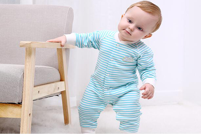 Trẻ 1 tuổi vịn đứng