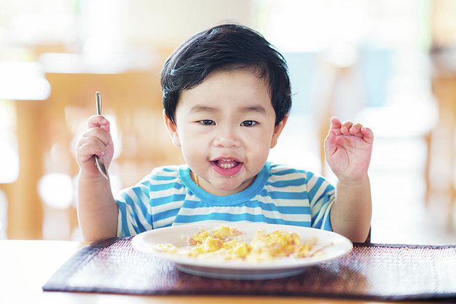 Bé cần ăn đủ dinh dưỡng