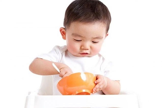 Bé tự xúc ăn