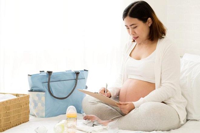 Mẹ bầu chuẩn bị đồ đạc