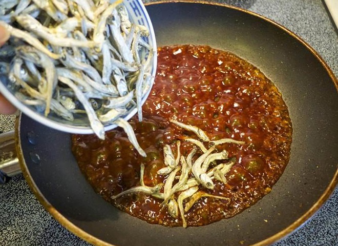 cá cơm khô rang mặn