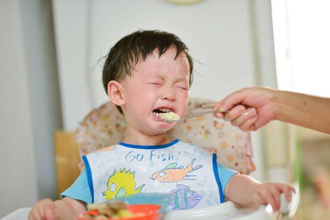 Trẻ bị ép ăn