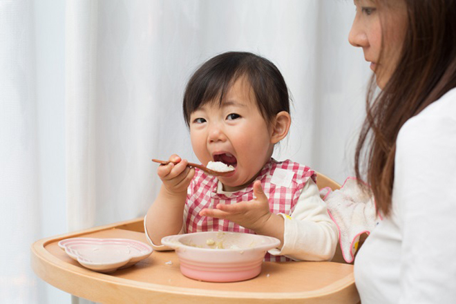 Cho phép con chơi sau khi thỏa thuận về việc ăn uống